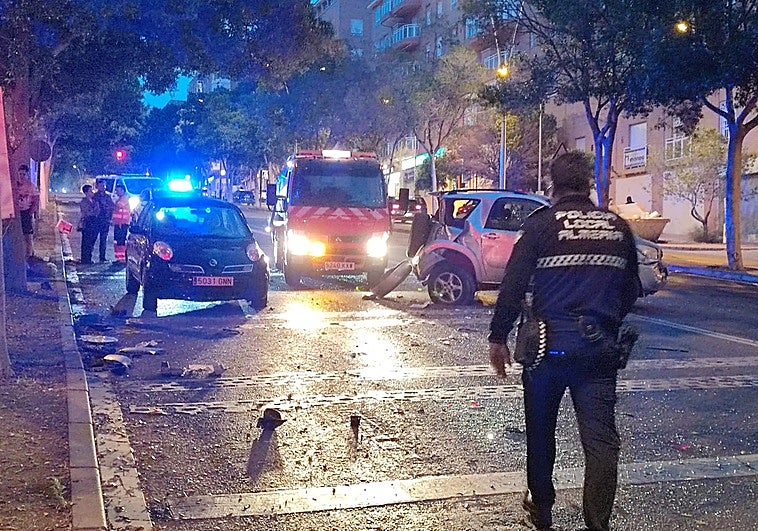 Una grúa arrolla siete vehículos en la avenida del Mediterráneo y huye